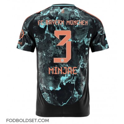 Bayern Munich Kim Min-jae #3 Udebanetrøje 2024-25 Kortærmet Bayern Munich Kim Min-jae #3 Udebanetrøje 2024-25 Kortærmet